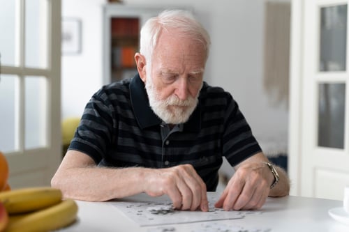anciano-enfrentando-enfermedad-alzheimer