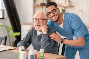 Los beneficios emocionales de cuidar a las personas mayores en casa