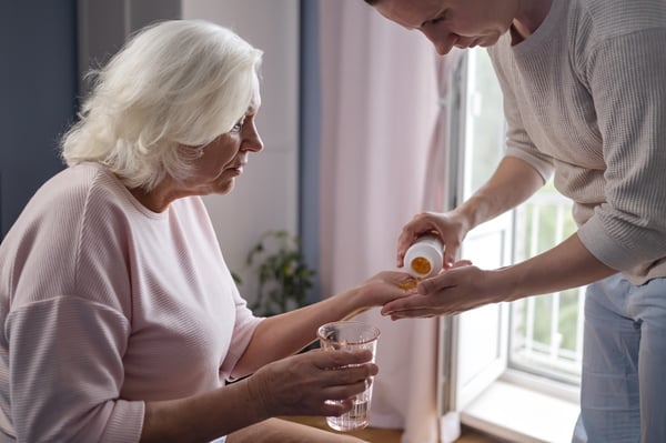 mujer-anciana-con-un-vaso-de-agua