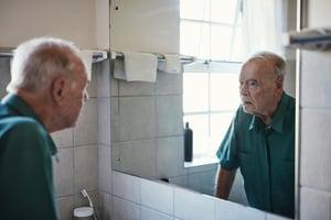 adulto mayor ayuda en el baño
