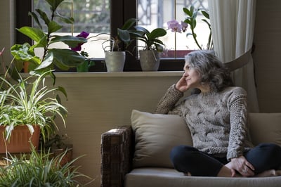 sad-elder-woman-sofa