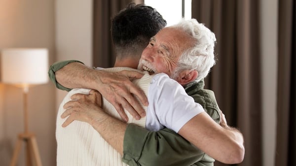 senior-hombre-celebrando-su-cumpleanos