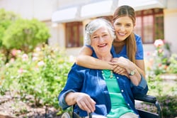 tengo-gran-relacion-todos-mis-pacientes-fotografia-residente-enfermera-afuera-jardin-casa-retiro