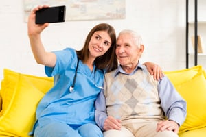 viejo-enfermera-tomando-selfie