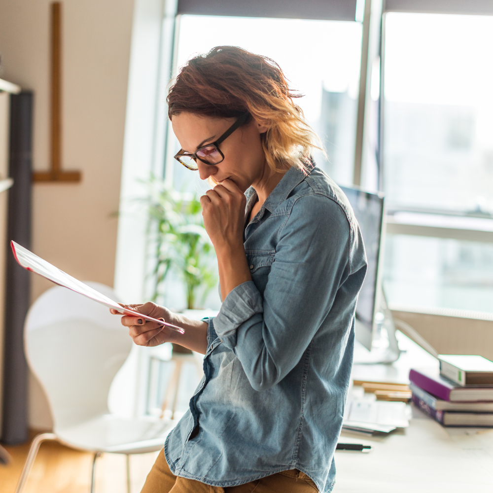 revisando contrato cuidadora
