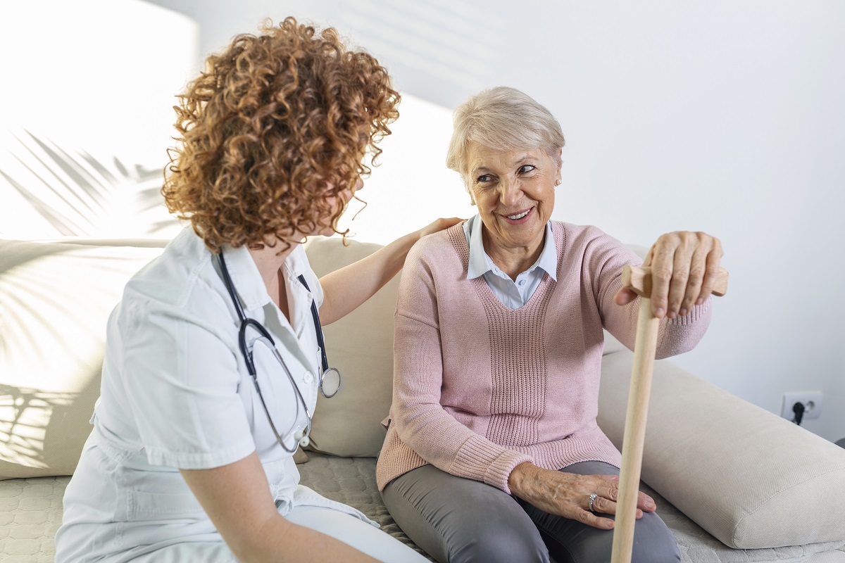 ¿Cómo asegurarte de que un cuidador de adulto mayor es confiable?